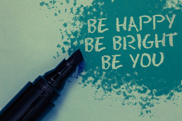 Концептуальный почерк, показывающий Be Happy Be Bright Be You. Доверие к себе хорошее отношение Наслаждайтесь веселым синим цветом на полу маркера рядом с какой-то набросок текста
 - Фото, изображение