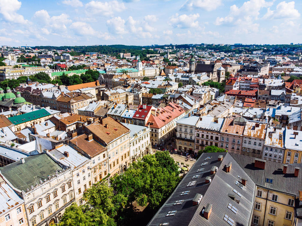 Letecký pohled na staré Evropské město v letním období - Fotografie, Obrázek
