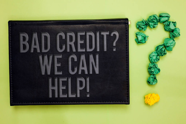 Word Writing Text schlechte Kreditfrage können wir helfen. Geschäftskonzept für Kreditnehmer mit hohen Risikoschulden finanzielle grüne zurück schwarze Planke mit Text grünem Papier lob Form Fragezeichen - Foto, Bild