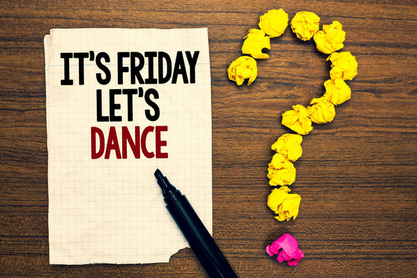 Es ist Freitag, lass uns tanzen. Business-Konzept für feiern ab dem Wochenende gehen Party Disco Musik geschrieben aufgerissen Seite berühren schwarz Stift gelb Papier lob Form Frage holzig deck - Foto, Bild