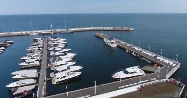 Segeljacht im Hafen geparkt - Filmmaterial, Video