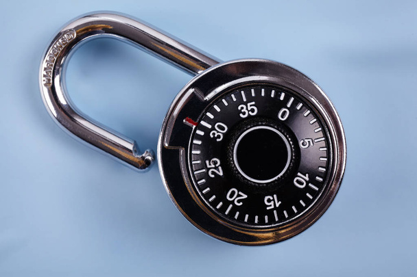 Kód lock na dřevěný stůl. Bezpečné koncepce. Vklad - Fotografie, Obrázek
