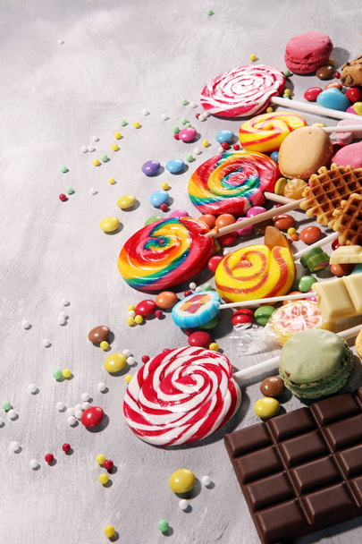 caramelle con gelatina e zucchero. colorata gamma di diversi dolci e dolcetti per bambini
. - Foto, immagini
