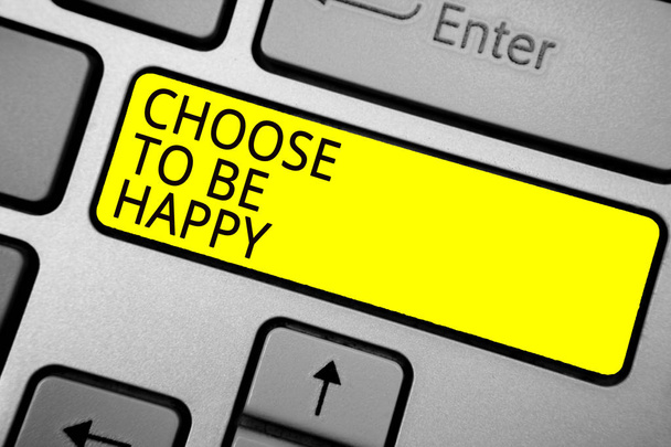 Handgeschreven tekst schrijven kiezen om Be Happy. Begrip betekenis besluiten worden in een goed humeur smiley vrolijk blij genieten van gewone computertoetsenbord met gele knop zwarte kleur teksten - Foto, afbeelding