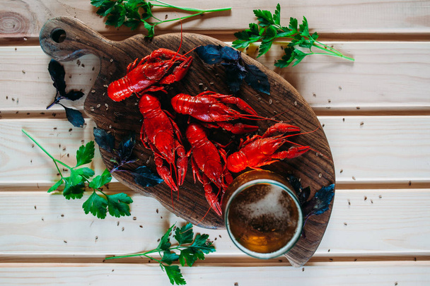 gotowane raki czerwony na boardzie kuchnia z koperkiem bazylia szklanką piwa - Zdjęcie, obraz