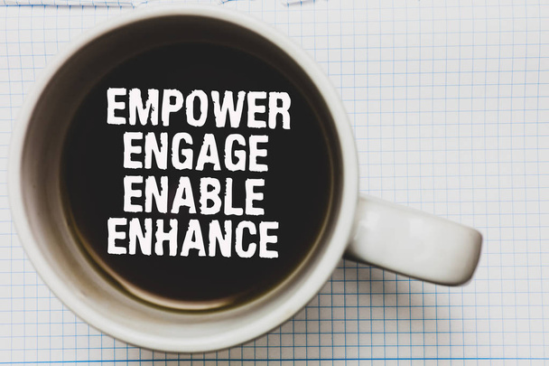 Írásbeli Megjegyzés mutatja, felhatalmazza részt engedélyezi a fokozása. Üzleti fénykép bemutató Empowerment vezetői motiváció elkötelezettség kávé bögre, fekete kávé úszó néhány fehér szöveg fehér papíron - Fotó, kép