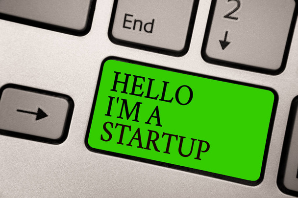 A 起動を午前ハローを示すメモを書きます。ビジネス写真ビジネス提示新しいプロジェクト シルバー グレーのコンピューター キーボード緑ボタンを黒い文字に始まる起業家を紹介 - 写真・画像