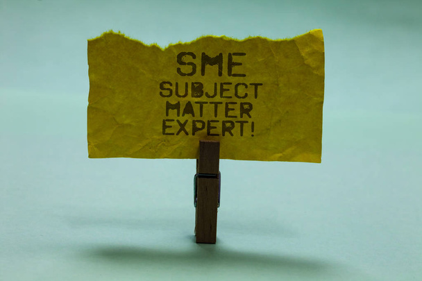 Κείμενο πινακίδα που δείχνει το ειδικό θέμα των ΜΜΕ. Εννοιολογική φωτογραφία αρχή σε ένα συγκεκριμένο τομέα ή θέμα τομέα συνδετήρα κρατήστε σχισμένης σελίδας κίτρινο γραμμένο καφέ λέξεις γαλάζιο φόντο - Φωτογραφία, εικόνα