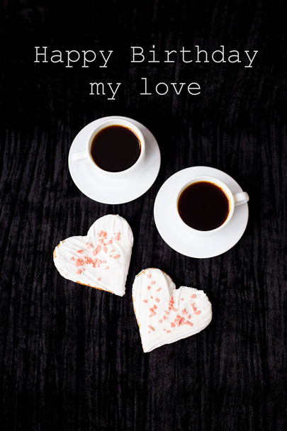 due tazze di caffè e biscotti sotto forma di iscrizione del cuore buon compleanno amore mio
 - Foto, immagini