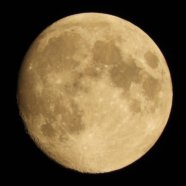 La luna gibbous creciente (97% de lleno) el 25 de julio de 2018. 12,8 días de edad
. - Foto, imagen
