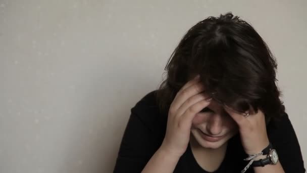 Αυτοκτονικός κορίτσι ζητά βοήθεια - Πλάνα, βίντεο