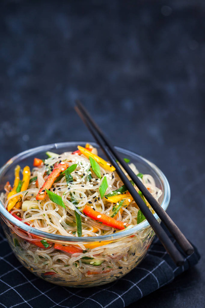 Heerlijke Aziatische rijst glazen noedels met groenten  - Foto, afbeelding