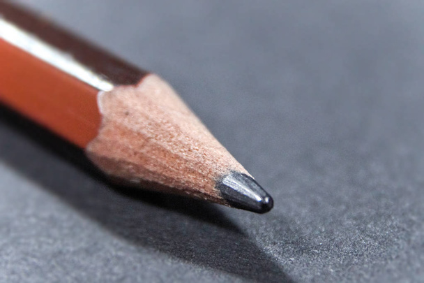 La punta del lápiz en el primer plano sobre la base negra sobre la mesa
 - Foto, Imagen