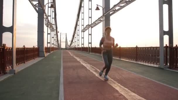 Prachtvolle Fitness-Lady läuft auf Fußgängerbrücke - Filmmaterial, Video