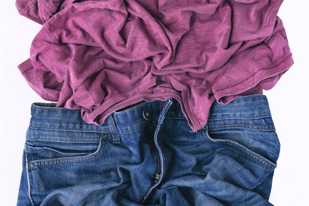 jeans e pregas de camisa vermelha, horizontalmente
 - Foto, Imagem