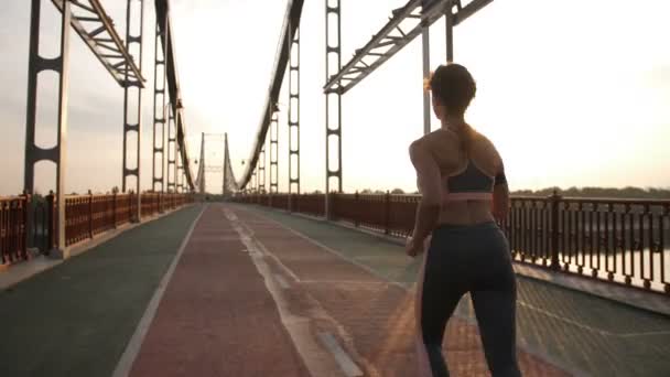 Vista trasera de la corredora senior en el puente
 - Metraje, vídeo