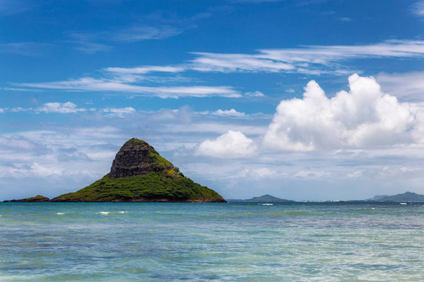 Chinaman's hat island view and beautiful turquoise water at Kualoa beach, Oahu, Hawaii - Fotoğraf, Görsel