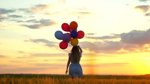 gün batımında buğday alanında çalışan balonlu mutlu kadın - Video, Çekim