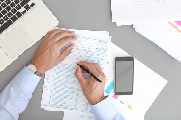 Φορολογική λογιστής εργασία με έγγραφα στο τραπέζι - Φωτογραφία, εικόνα