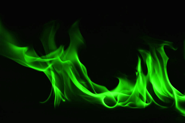 Hermosas llamas verdes fuego sobre un fondo negro
. - Foto, Imagen
