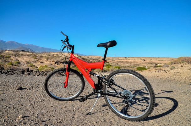 Σύγχρονη κόκκινο πλήρη αναστολή Mountain Bike MTB ποδήλατο - Φωτογραφία, εικόνα