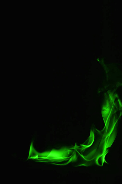 schöne feuergrüne Flammen auf schwarzem Hintergrund. - Foto, Bild