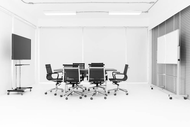 Gruppe schwarzer Stühle am Tisch in weißem Konferenzraum, moderner Besprechungsraum in neuem Büro, niemand drinnen mit Fernseher - Foto, Bild