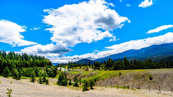 Cztery pas Coquihalla autostrady, w pobliżu zjazdu Coldwater między nadzieją i Merritt, gdyż wiatr przez góry wybrzeża w British Columbia, Kanada - Zdjęcie, obraz