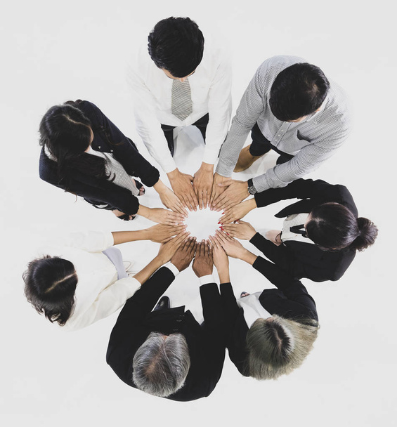 Groupe de 7 hommes d'affaires debout ensemble et toucher leurs mains les uns aux autres, concept pour la puissance de l'équipe et la confiance. Pris de vue de dessus à angle élevé
. - Photo, image