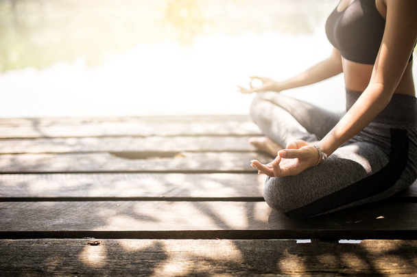 junge Frauen meditieren beim Yoga in friedlicher Atmosphäre - Foto, Bild