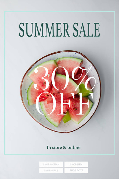 ylhäältä näkymä tuoreen vesimelonin kappaletta kulhoon valkoinen pöytälevy kesän myynti ja 30 prosenttia alennus
  - Valokuva, kuva