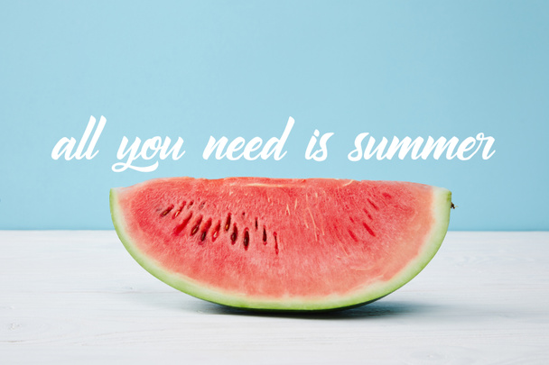 čerstvý šťavnatý meloun plátek na bílém povrchu na modrém pozadí, "vše, co potřebujete je léto" inspekce - Fotografie, Obrázek
