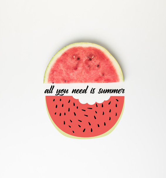weergave van watermeloen segment geïsoleerd op wit, met "alles wat je nodig hebt is zomer" Top belettering en illustratie - Foto, afbeelding