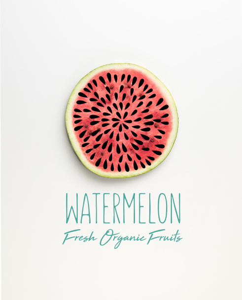 Draufsicht auf frische Wassermelonenscheibe mit Samen-Illustration und Schriftzug "Wassermelone frische Bio-Früchte" - Foto, Bild