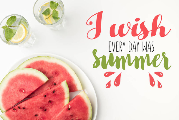 bovenaanzicht van watermeloen segmenten op plaat en limonade in glazen, met de letters "I wish elke dag was zomer" - Foto, afbeelding