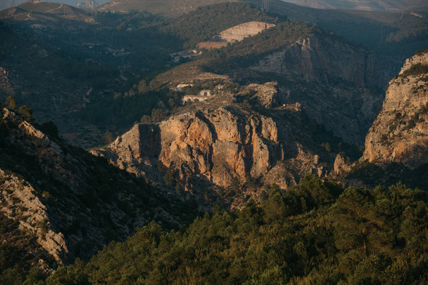 Скалистая гора между другими горами Испании на закате
 - Фото, изображение