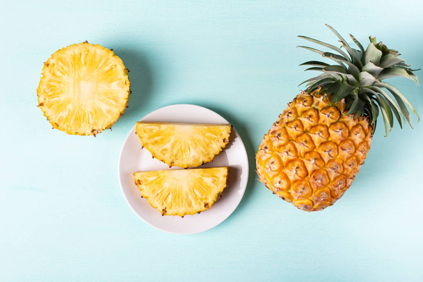 Scheibe Ananas auf grünem Hintergrund, Draufsicht, tropische Früchte - Foto, Bild
