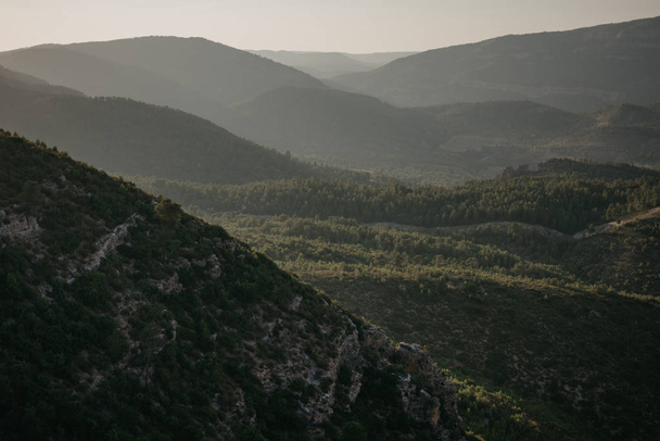 Hodně velké krásné kopce zahrnuty s lesem a s kopce na přední večer ve Španělsku - Fotografie, Obrázek