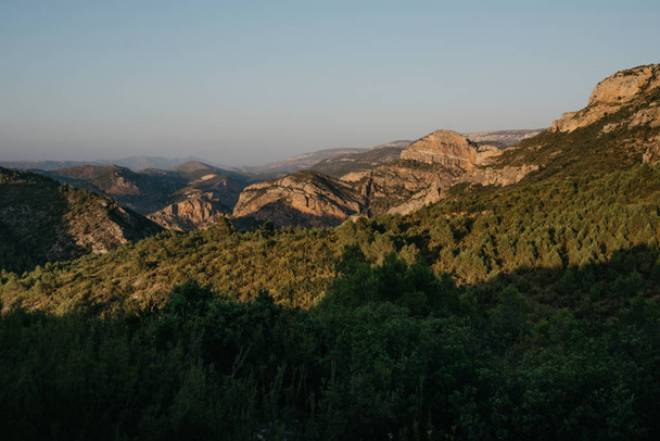 Montanhas rochosas à distância com a sombra gigante na frente à noite em Espanha
 - Foto, Imagem