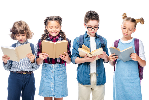 dzieci w wieku szkolnym stały i czytanie książek na białym tle - Zdjęcie, obraz