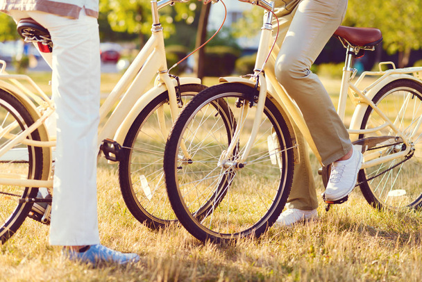 Primer plano de pareja madura hablando mientras está sentada en bicicletas
 - Foto, Imagen
