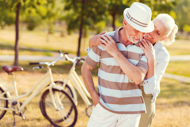 Amare marito e moglie anziani abbracciando e sorridendo
 - Foto, immagini