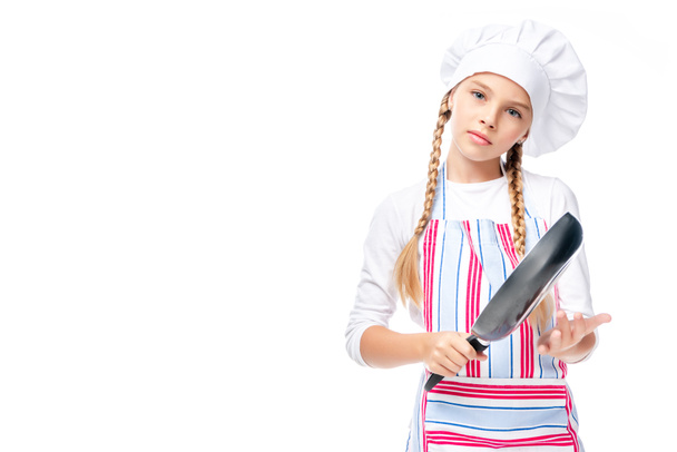 školák v kostýmu šéfkuchaře drží pánev izolované na bílém - Fotografie, Obrázek