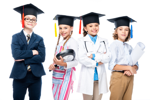 écoliers en costumes de différentes professions et casquettes de graduation isolés sur blanc
 - Photo, image