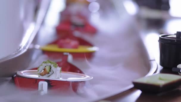 Futás Sushi büfé - Suhi tekercs csónakok - Felvétel, videó