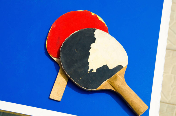 deux vieilles raquettes de ping-pong
 - Photo, image