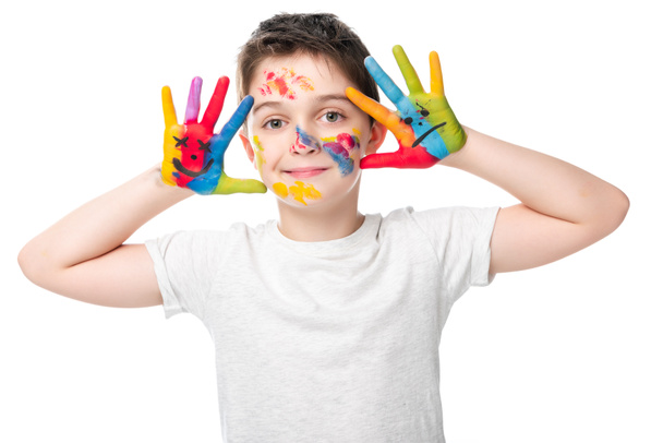 adorable écolier montrant les mains peintes avec des icônes souriantes isolées sur blanc
 - Photo, image