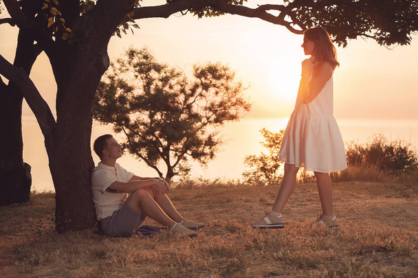 Um belo casal está passando tempo juntos em um parque na orla
. - Foto, Imagem