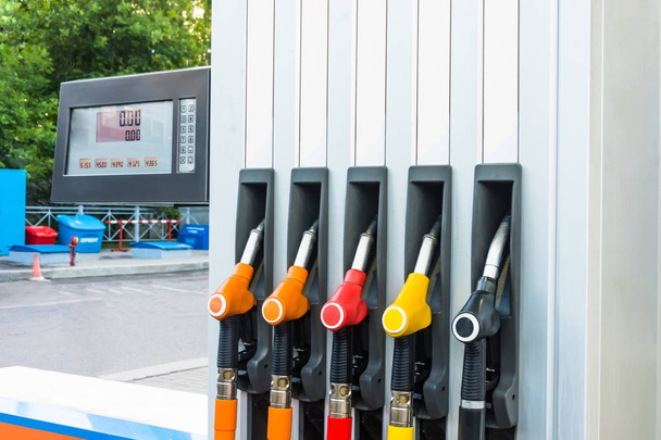 Βενζίνη πλήρωση, βενζινάδικο και πιστόλια με καυσίμων για αυτοκίνητα, πίνακα τιμών και ποσότητας καυσίμων. Έννοια του κόστους των καυσίμων για την αυτοκινητοβιομηχανία - Φωτογραφία, εικόνα