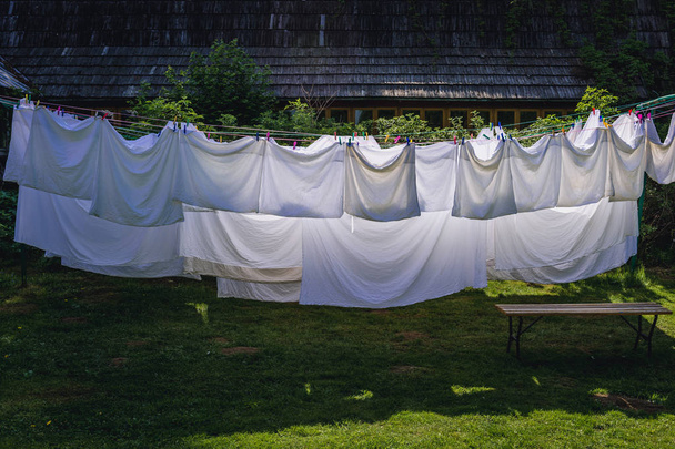 Las sábanas y las fundas de almohada se secan sobre las cuerdas
 - Foto, Imagen